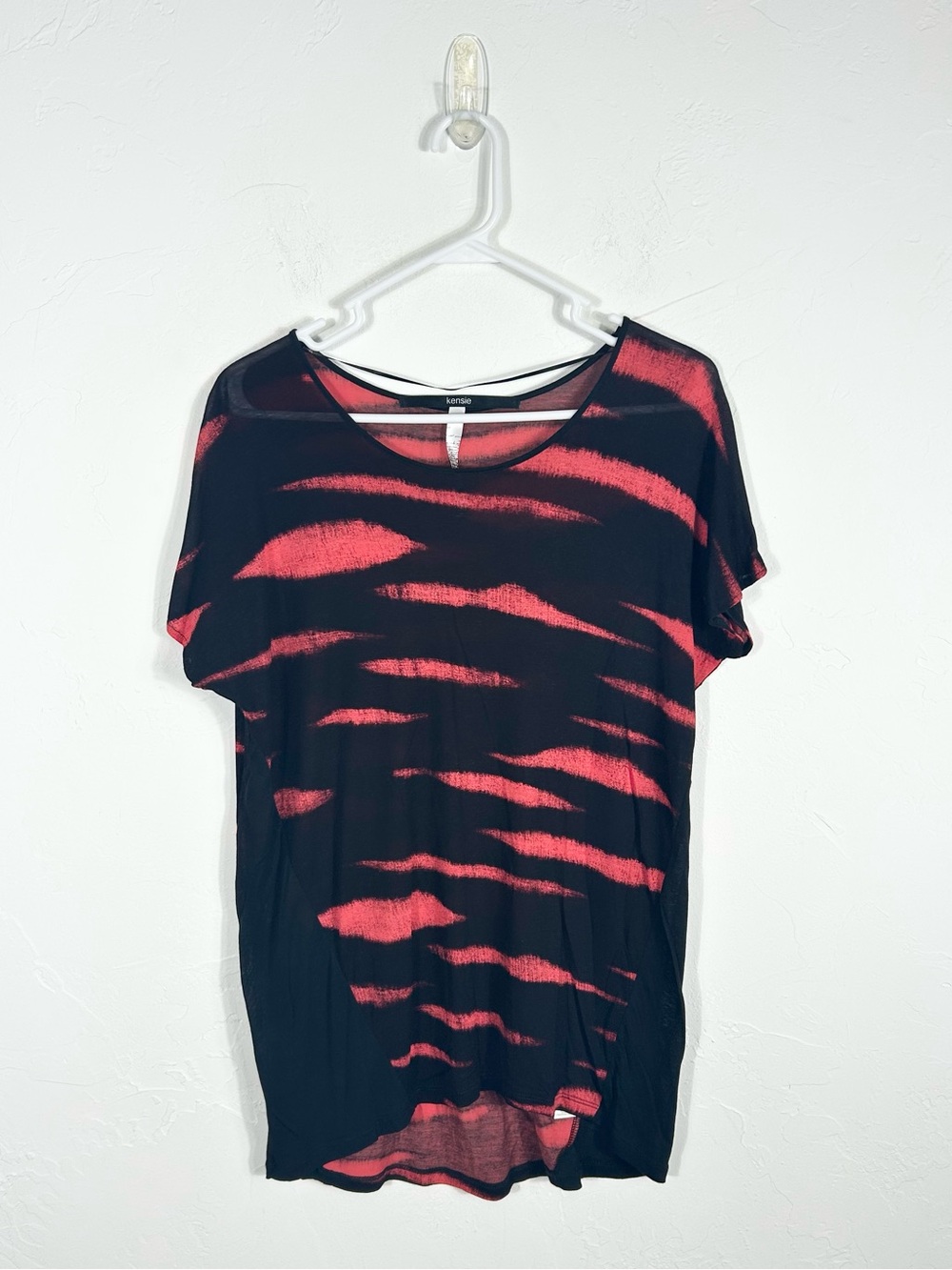 Kensie Women's Black and Coral Red Tiger Stripe Short Sleeve Top Size Small